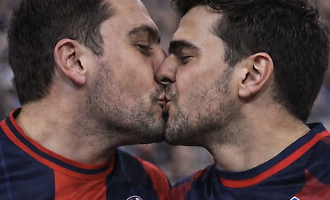 Il Modica calcio sfida i tab&ugrave;: un bacio simbolico per dire no ai pregiudizi