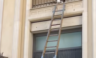 Comiso, vigili del fuoco salvano gattino da tre giorni su un balcone (video)