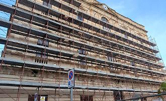 Comiso, iniziati i lavori per il rifacimento della facciata del Municipio