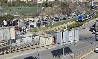 Auto incastrata tra le sbarre in via Paestum a Ragusa mentre passa il treno: attimi di terrore