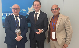 Al presidente di Ita Airways la barretta d'argento del cioccolato di Modica Igp