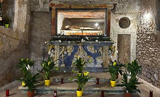 Scicli, il sepolcro nella chiesa rupestre del Calvario affascina i fedeli e i turisti