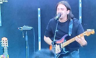 "Non si muore di lavoro": cos&igrave; il musicista ragusano Nico Arezzo ha infiammato il concertone del Primo maggio