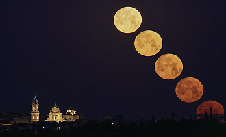Se la luna si inchina sulle meraviglie architettoniche di Ispica