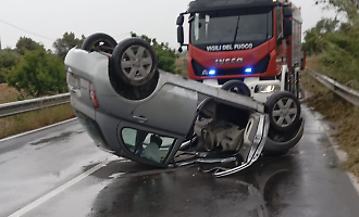 Vittoria, perde il controllo dell'auto che si ribalta pi&ugrave; volte su se stessa: ferito il conducente