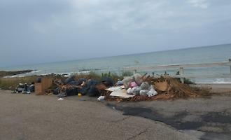 A Scoglitti spazzatura con vista mare