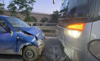 Vittoria, utilitaria contro bus: feriti lievi