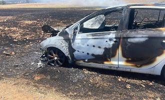 Incendio lungo la Sp 1 per Marina di Acate, terreni in fiamme e un'auto distrutta