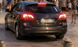 Marina di Ragusa, auto entra nella zona pedonale e crea rischi per pedoni e bambini
