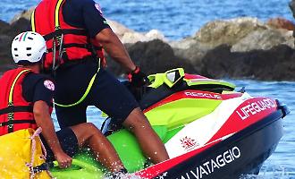 Marina di Ragusa, salvati quattro ragazzi dopo che il pedal&ograve; su cui si trovavano era ormai alla deriva