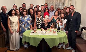 Modica, che bella festa per nonna Carmela che spegne 104 candeline