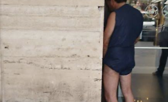 Scoglitti, immigrato fa pip&igrave; davanti a tutti: salvato dal linciaggio