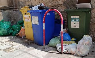 Modica, conati di vomito per i turisti sopraffatti dall'odore nauseabondo dei rifiuti abbandonati nelle viuzze
