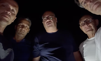 Ispica e le pietre lasciate sulla spiaggia, il sindaco trascorre il sabato sera a rimuoverle