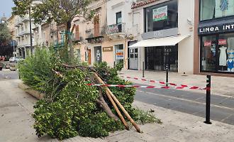 Ragusa colpita da pioggia e forte vento, danni in via Roma