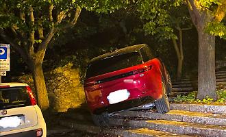 Suv parcheggiato sui gradini a Ibla: lo scatto della notte di Ferragosto diventa virale