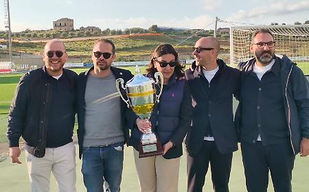 Anche sindaco e assessore hanno alzato la Supercoppa siciliana vinta dal Modica calcio