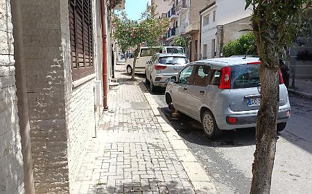 Vittoria: buca con l'auto, la lascia in sosta per ripararla e gli rubano lo pneumatico