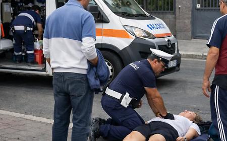 Vittoria, insegnante perde i sensi all'uscita di scuola: salvata dai passanti