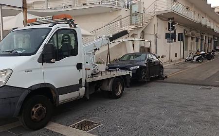 Auto in piazza Duca degli Abruzzi a Marina di Ragusa, scatta il sequestro permanente