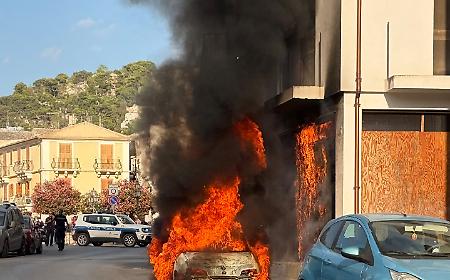 Attimi di paura a Scicli, auto in fiamme