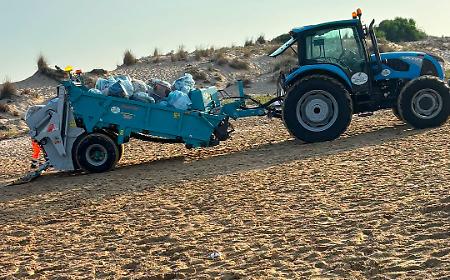 Ferragosto a Modica, il lavoro all'alba che restituisce dignit&agrave; alla spiaggia