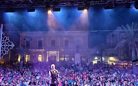 Pozzallo, il concerto di Enrico Ruggeri sbanca