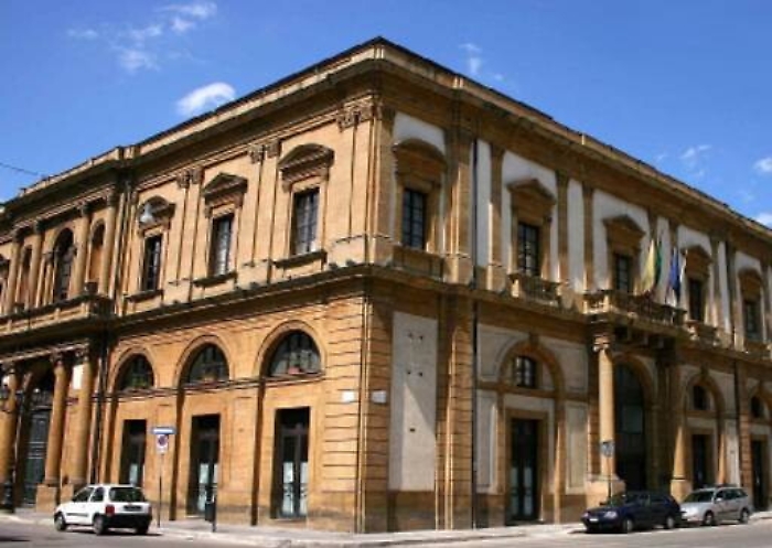 Giro di residenze fasulle: 21 sotto inchiesta a Caltanissetta per truffa al reddito di cittadinanza, tra loro 3 vigili urbani