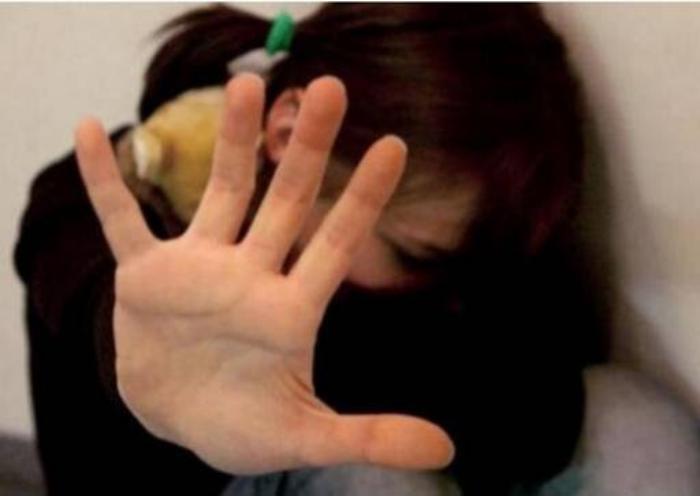 Chiama il "telefono Azzurro": «Abusi sessuali dalla mamma e dal patrigno» e i carabinieri arrestano una coppia