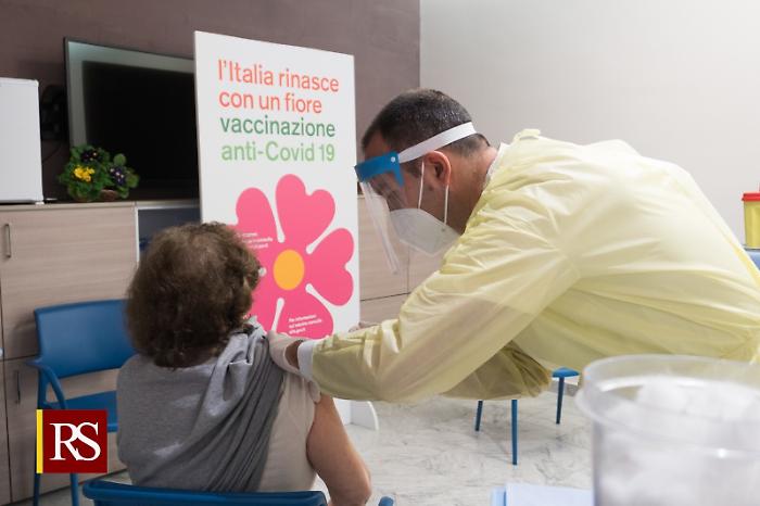 Covid, primi vaccini ai "nonnini" di SiciliaMusumeci: &laquo;Abbiamo bisogno di altre dosi&raquo;