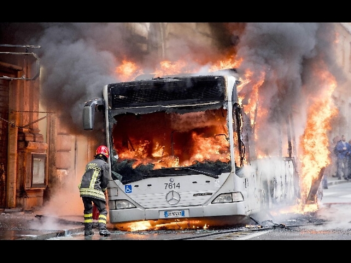 Bus in fiamme (archivio)
