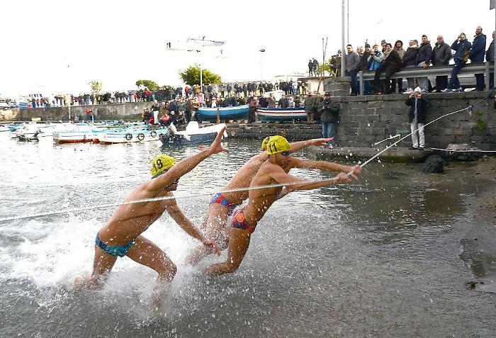 Domani a Catania la San Silvestro a mare, il tradizionale tuffo tra il goliardico e l'impresa sportiva