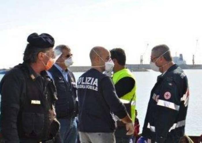 Fermati a Ragusa due presunti scafisti: 103 migranti a bordo, viaggi pagati fino a 4.000 euro