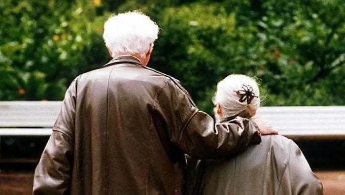 Perché le donne vivono più degli uomini: dalla scienza arriva una risposta sorprendente 