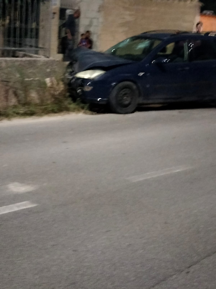 Pedalino, perde il contro dell'auto e impatta contro un muro