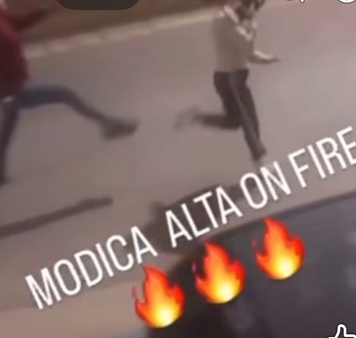 Modica Alta, violenta lite in strada tra un uomo e una donna finisce sui social e diventa virale