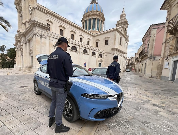 Comiso, aggredisce i poliziotti: arrestato un 26enne