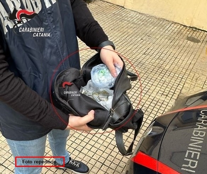  Aveva crack, marijuana e denaro sospetto in un marsupio: denunciato 37enne di Paternò