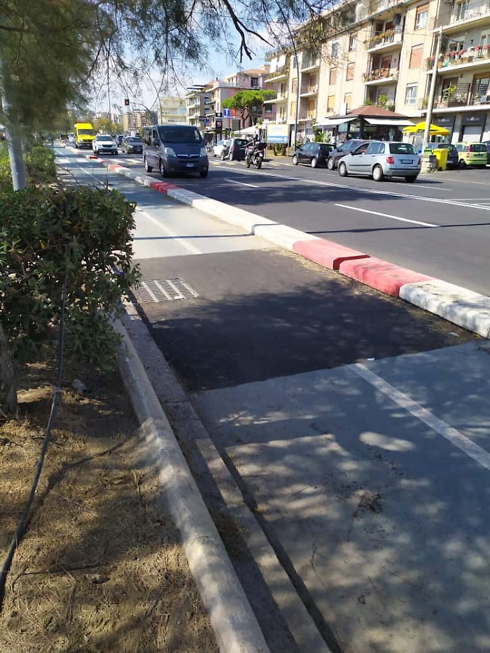 Catania. Toppe nere sul nastro azzurro: restyling incompleto della pista ciclabile