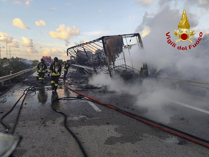 Camion in fiamme sull'A19