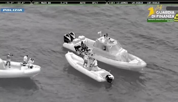 Blitz in mare aperto: recuperati  oltre 650 kg di droga al largo di Marsala, cinque persone fermate 