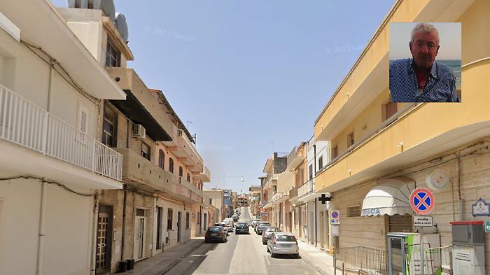 Il cantastorie 72enne aggredito alle spalle dopo un battibecco