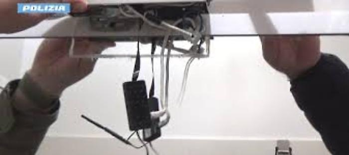 Spiava gli inquilini con le webcam nascoste nei bagni