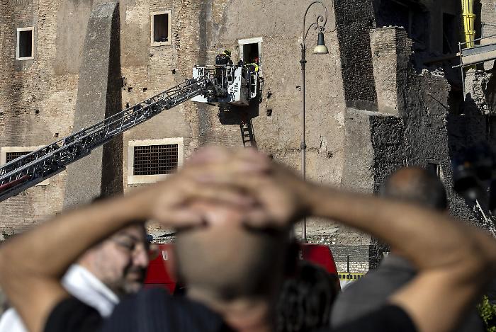 Crollo Fori Imperiali, l'operaio intrappolato mostra segni di vita. Il prefetto: «E' una situazione delicata»
