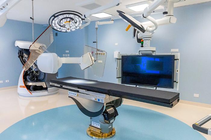 Paziente col cuore a destra anziché a sinistra: un intervento "allo specchio" a Maria Eleonora Hospital di Palermo