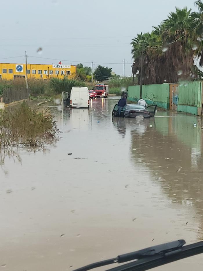 Acquazzoni pericolosi a Vittoria, automobilisti in panne salvati dai vigili del fuoco