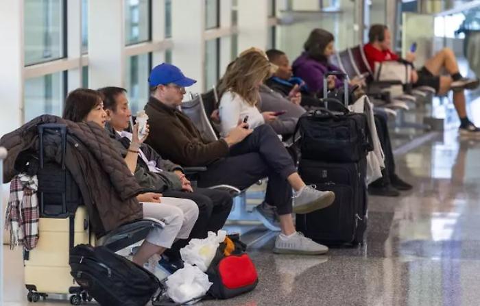 Shutdown federale negli Usa: oltre 800 voli cancellati e traffico negli hub a rischio -10%