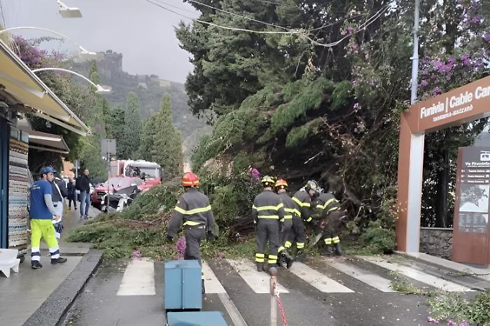 Bomba d'acqua a Taormina: crolla un albero all'ingresso della funivia e strada chiusa