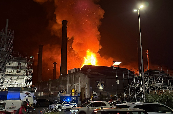Incendio alle Ciminiere di Catania, ecco la diretta video del rogo e delle operazioni di spegnimento