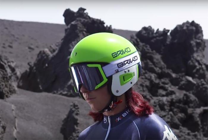 Casco obbligatorio per chi scia, in vigore il "decreto sport" 